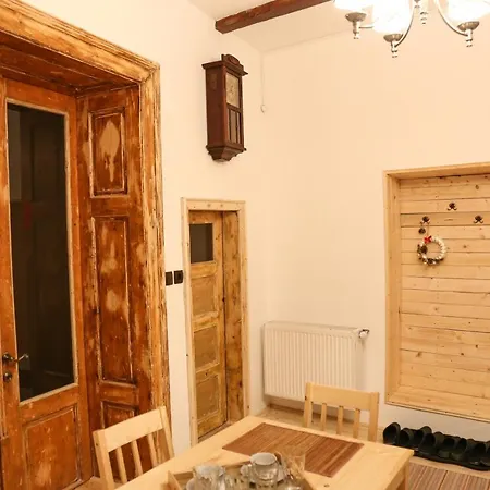 Apartamentul 16 *