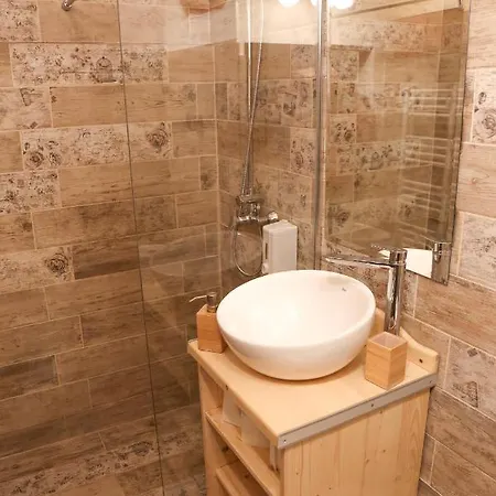Apartamentul 16 *
